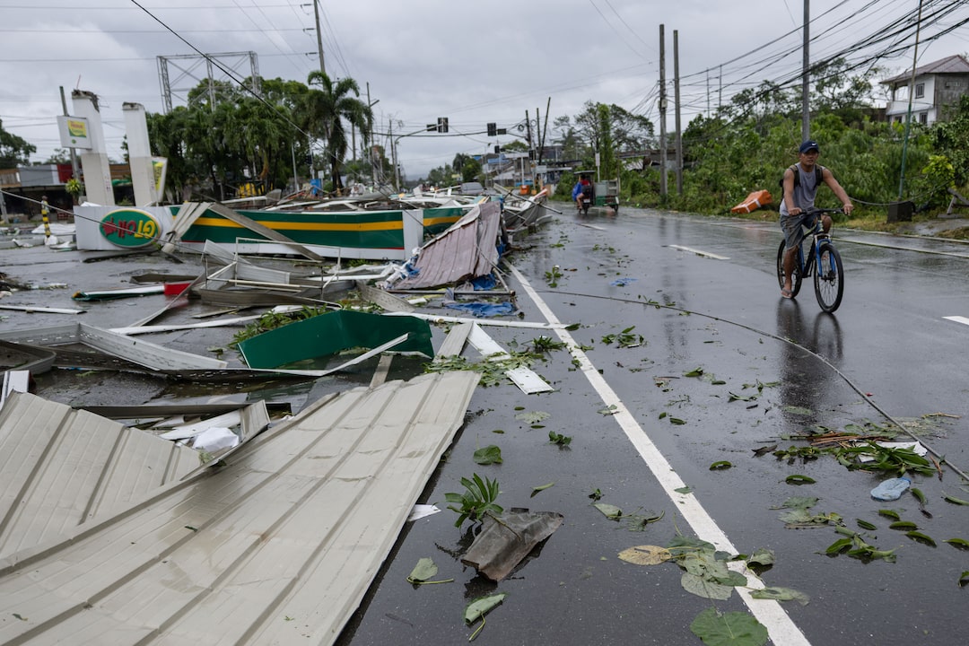   Two dead, one million evacuated as Typhoon Fung-wong slams into the Philippines  