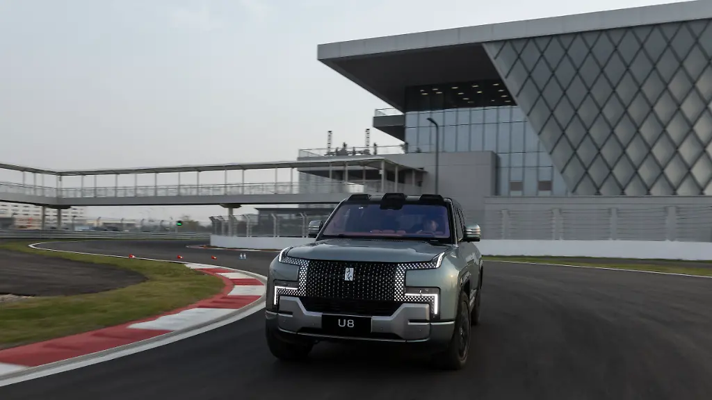   Fahrt im Wasser mit BYDs YangWang U8 - 4x4 der Superlative  