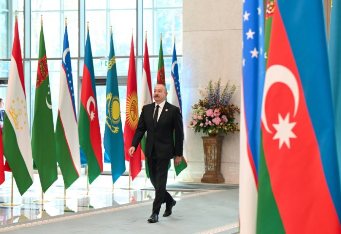    Prezident İlham Əliyev Daşkənddəki Konqres Mərkəzinə gəlib -  Fotolar    