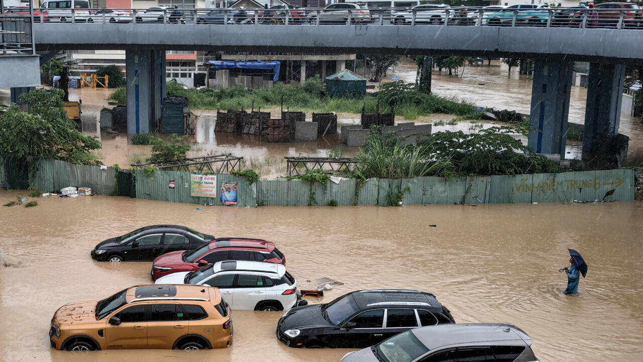 Death toll climbs to 16 in central Vietnam floods