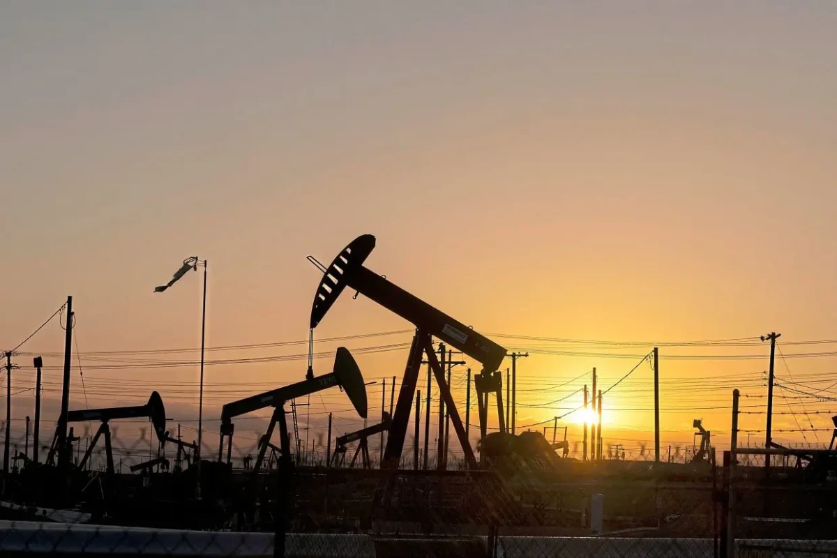 Oil prices climb in global markets