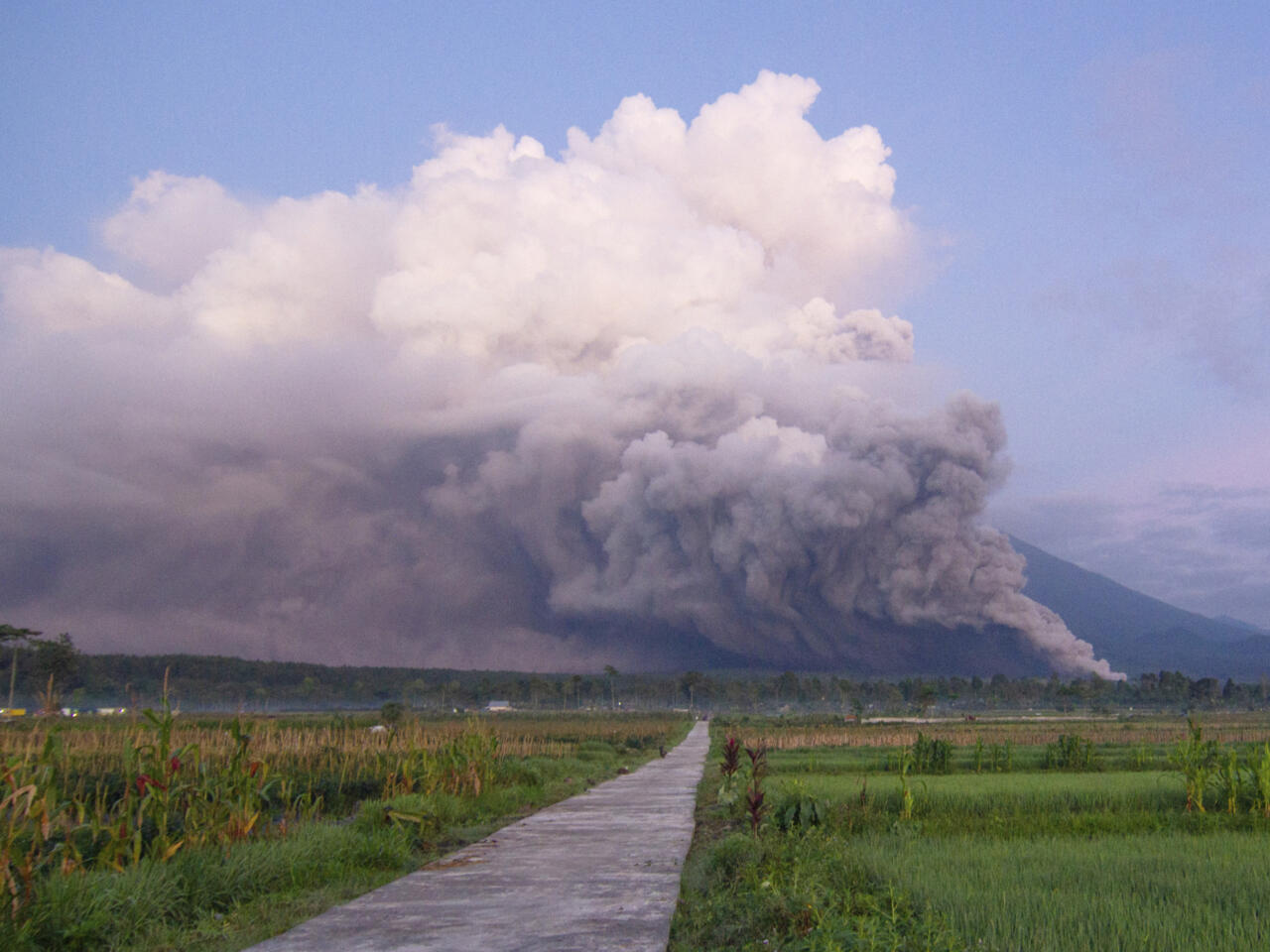 Mount Semeru eruption injures three, displacing over 500 residents