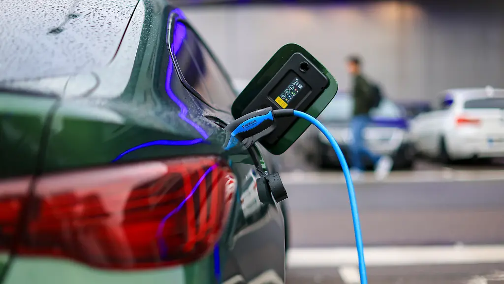   Neuzulassungen steigen deutlich: Vor allem Hybrid-Autos sind beliebt  
