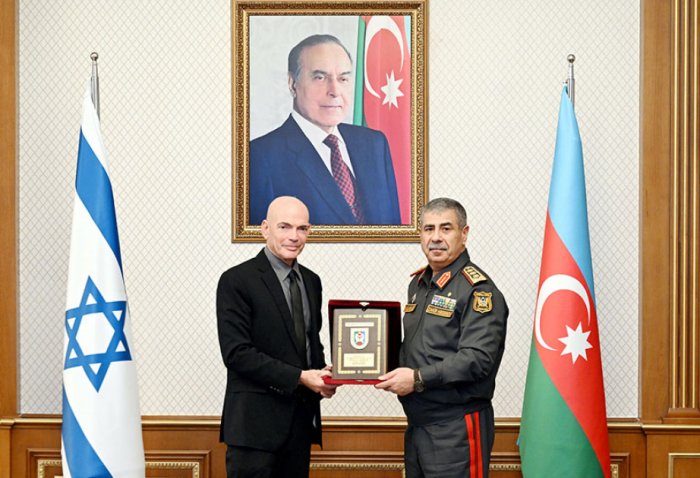 Azerbaijani defense minister meets with Israeli delegation