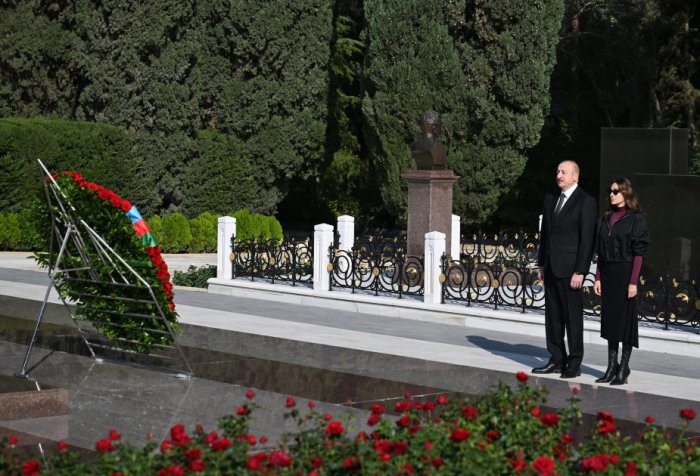    Prezident və birinci xanım Ulu Öndərin məzarını ziyarət ediblər |  FOTOLAR    