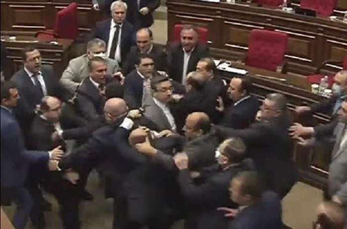 Ermənistan parlamentində dava düşüb  
