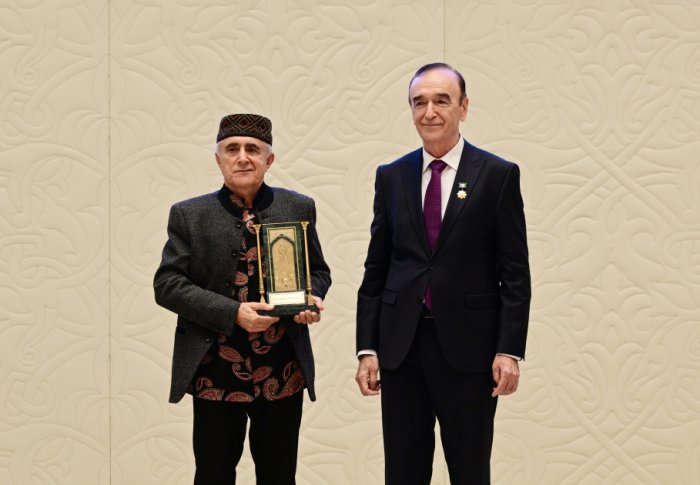 Alim Qasımov Daşkənddə mükafatlandırıldı -     Foto  
