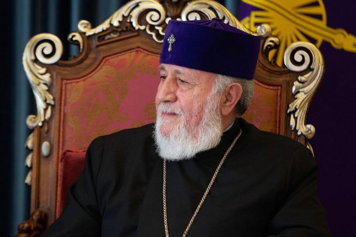    II Qaregin din xadimlərini toplayıb   