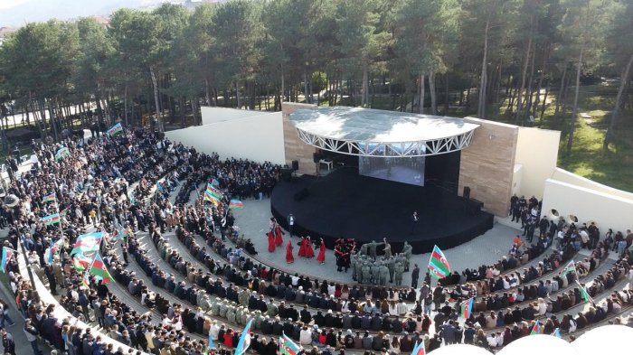 Gədəbəydə “8 Noyabr - Zəfər Günü” münasibətilə konsert olub