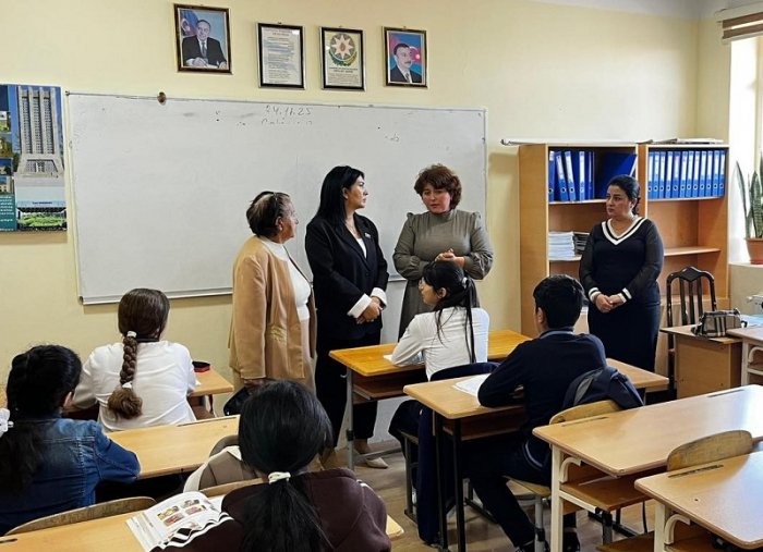 Elnarə Akimova seçicilərlə görüşüb