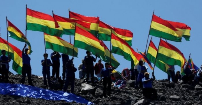 Boliviyanın yeni Prezidenti Rodriqo Pas and içib  
