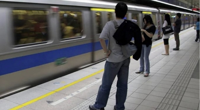 Naməlum şəxs Tayvan metrosunda sərnişinlərə hücum edib  
