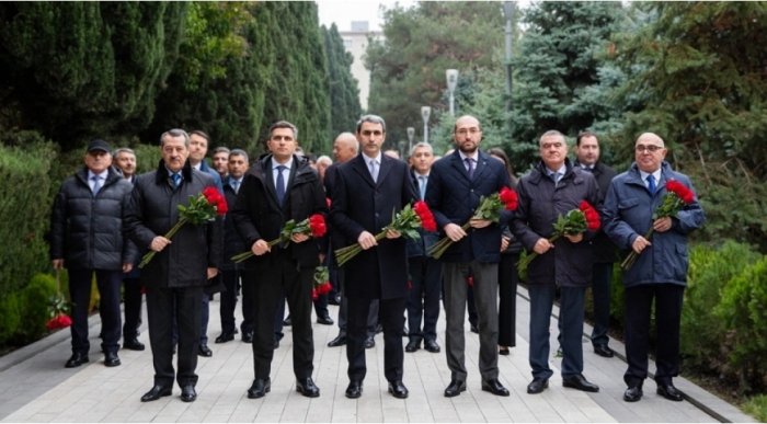 ADY kollektivi Heydər Əliyevin məzarını ziyarət edib  
