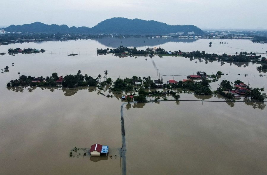   Asia floods toll tops 1,000 as military aid survivors  