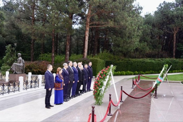   Ministers from OTS member states visit Alley of Honors and Victory Park  