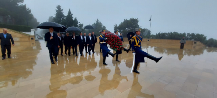 Iranian FM pays tribute to Azerbaijani martyrs in Baku
