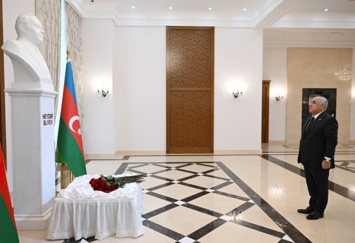 Baş nazir Türkmənistanda Heydər Əliyevin xatirəsini yad edib