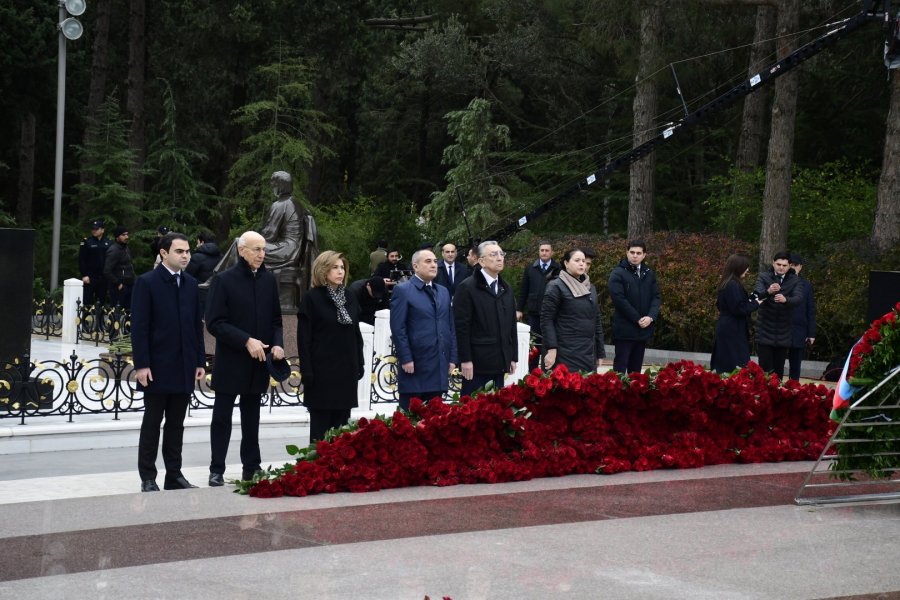   Vertreter der Partei Neues Aserbaidschan ehren das Andenken an Heydar Aliyev  