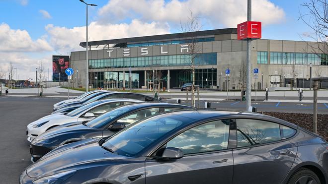  Tesla droht einmonatiger Verkaufsstopp in Kalifornien 