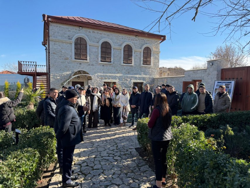  Usbekische Delegation besucht aserbaidschanische Stadt Schuscha  