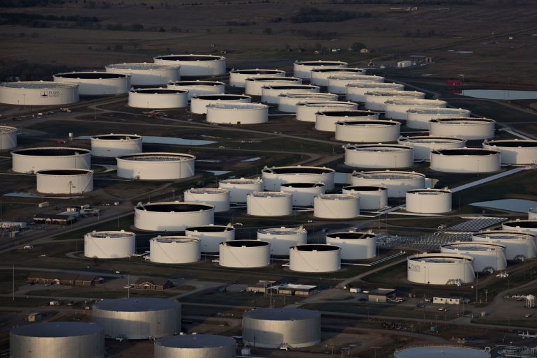 Oil prices fall in global markets