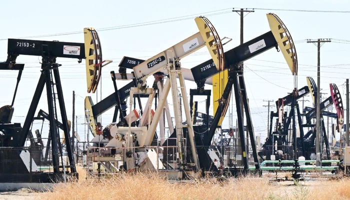 Oil prices fall in global markets