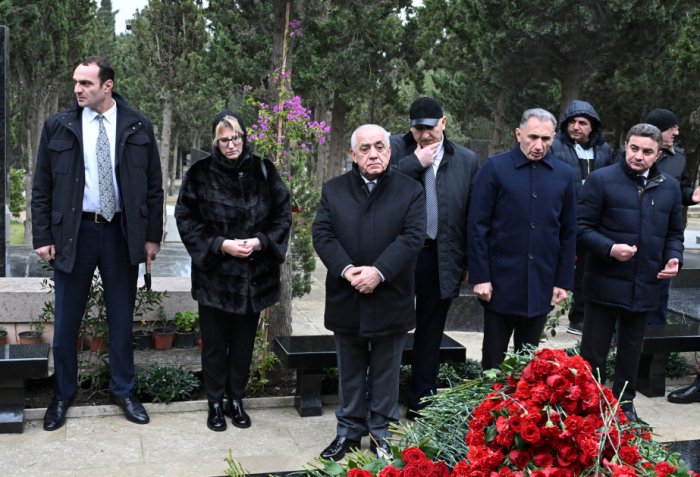 Baş nazir Milli qəhrəmanların məzarlarını ziyarət edib
