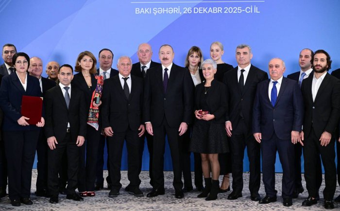    Prezident bir qrup idmançıya yeni mənzillər verib   