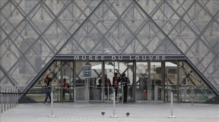   Water leak at Louvre Museum damages about 400 books  