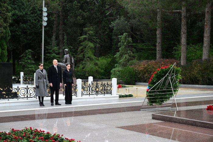  Azerbaijani President Ilham Aliyev and first lady visit grave of National Leader Heydar Aliyev 