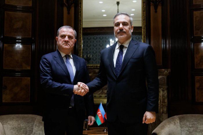    Ceyhun Bayramov türkiyəli həmkarı ilə görüşüb   