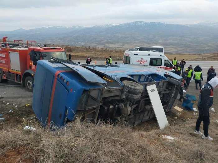 Türkiyədə məhbusları daşıyan avtobus aşıb, yaralılar var
