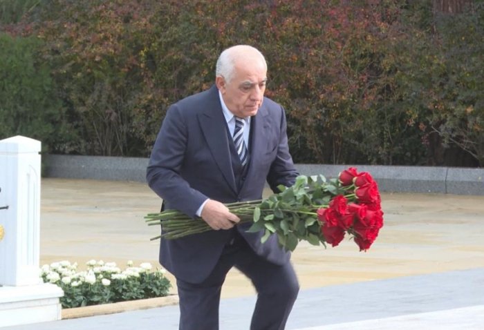   Azerbaijani PM visits grave of National Leader Heydar Aliyev in Alley of Honors  