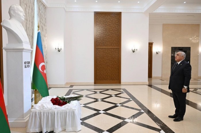   In Turkmenistan besuchte Ali Asadov das Denkmal von Heydar Aliyev  