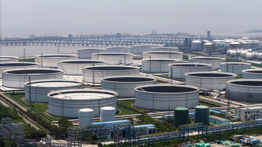 Oil prices fall in global markets