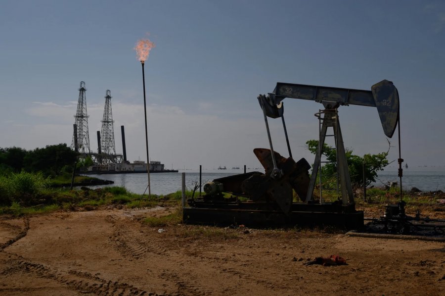 Oil stocks, precious metals grow amid Venezuela developments