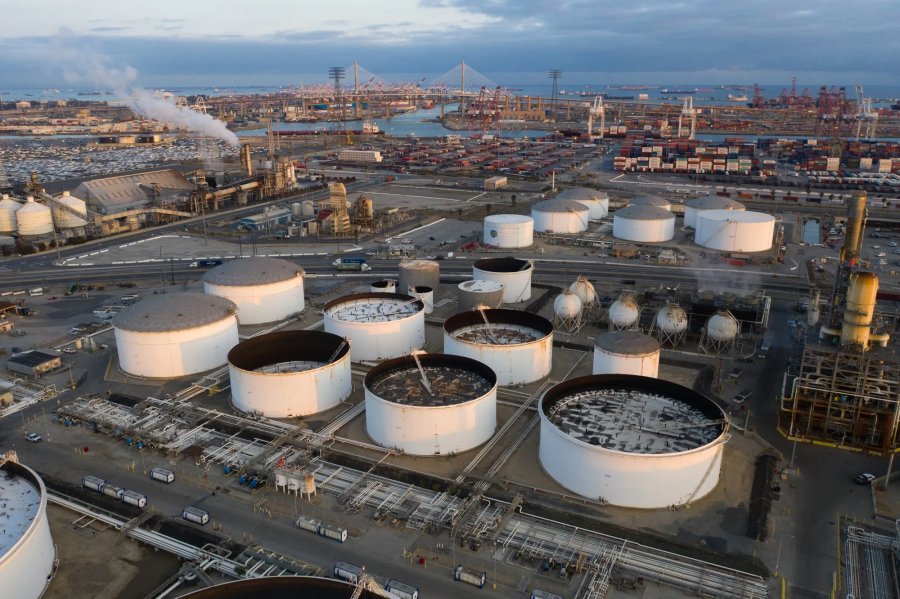 Oil extends losses as Trump flags Venezuela shipments, stocks wobble