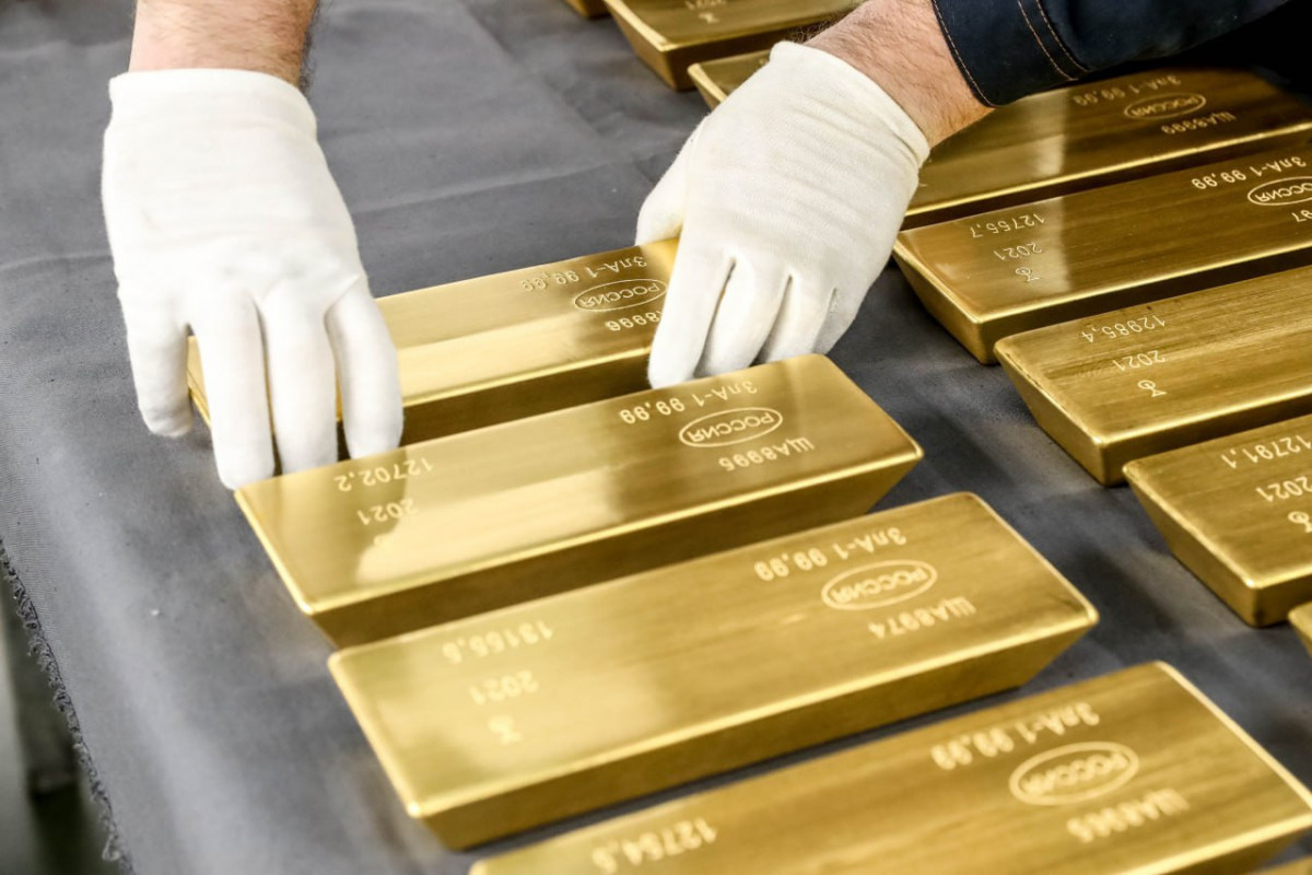 Gold edges down on firm dollar as investors await key jobs data