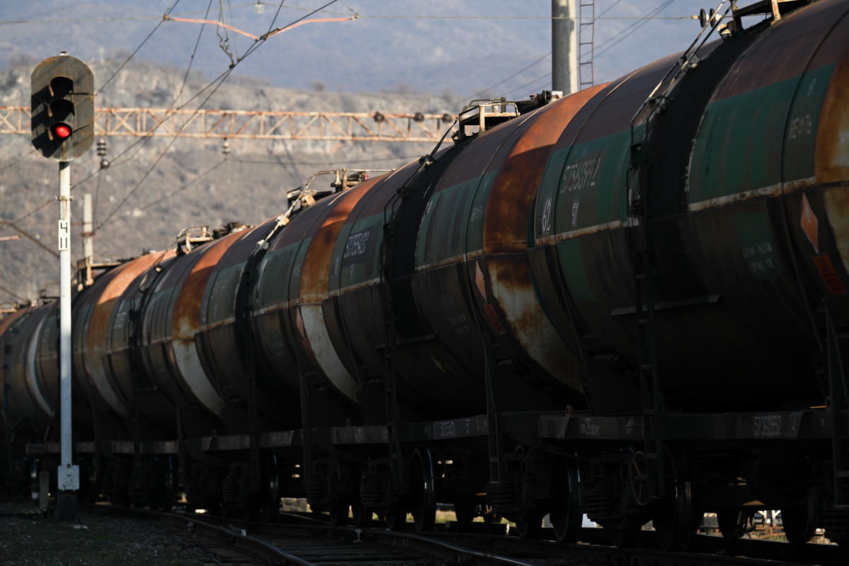   7,600 tons of Azerbaijani petroleum products are en route: Armenian minister  