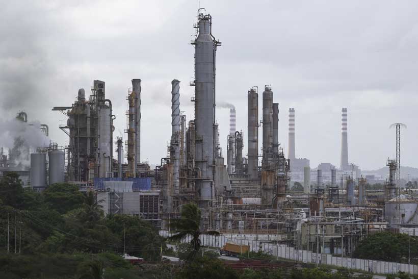 Venezuela begins reversing oil output cuts as exports resume