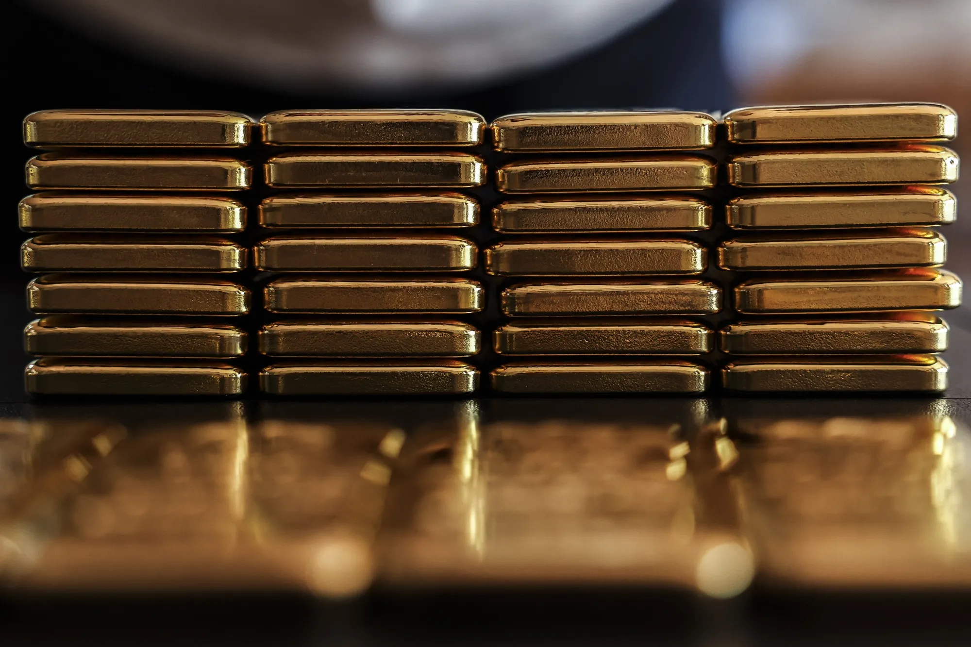 Gold price drops on global market