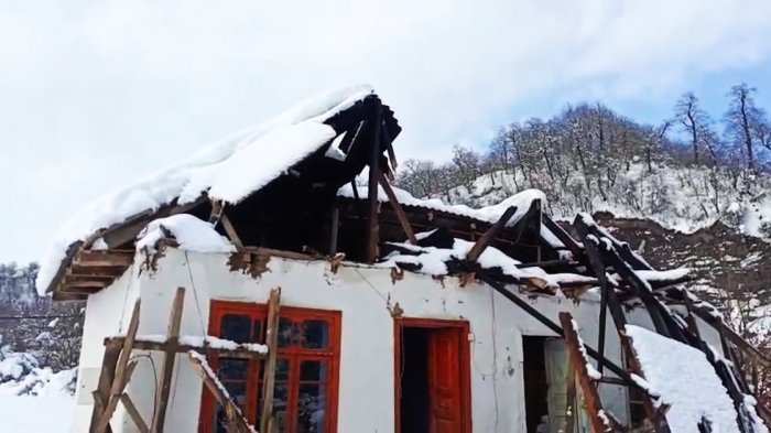 Lerikdə qar evin damını uçurub    I FOTO   