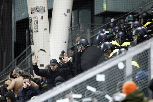  Polizei greift bei Europa-League-Spiel durch 