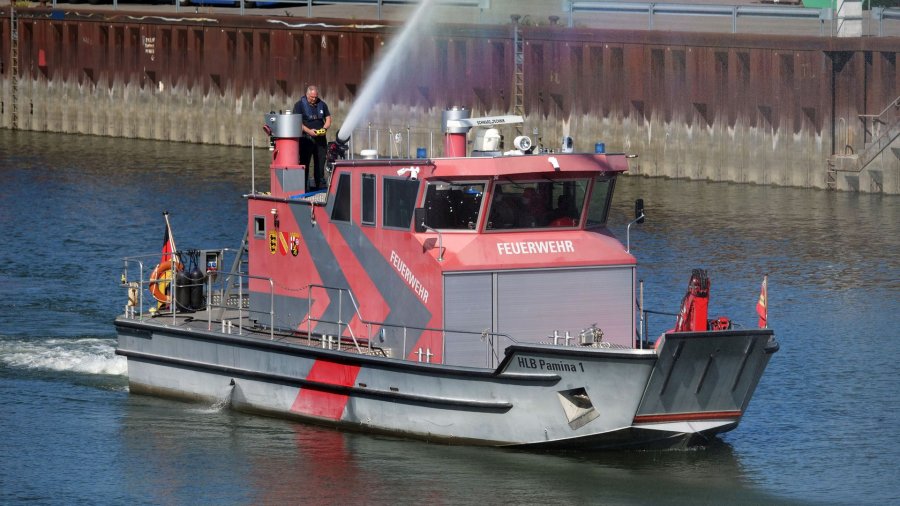   Havarierter Autotransporter liegt nach Brand vor Borkum  