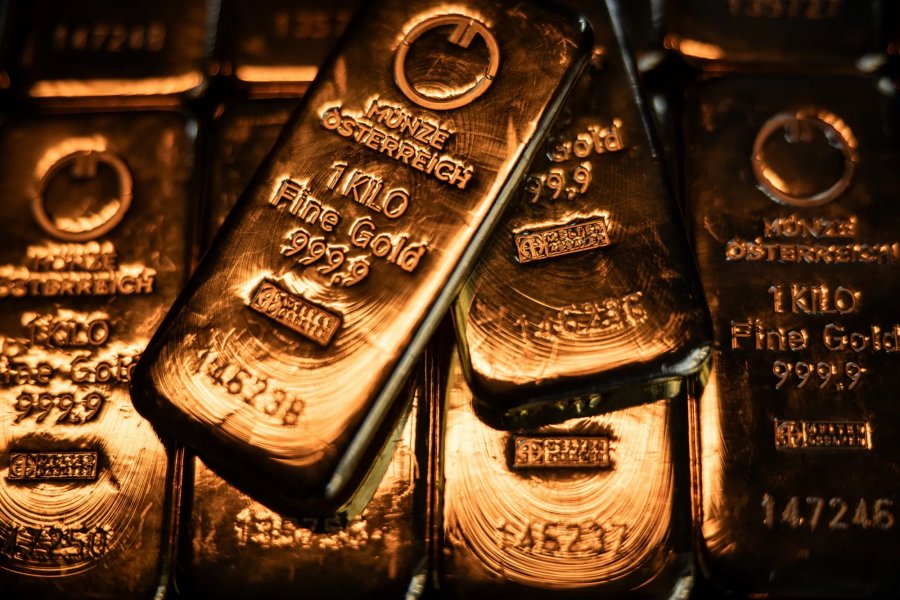 Gold drops over 4% ahead of Trump