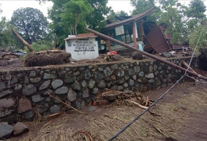 Floods kill at least 6 in Indonesia
