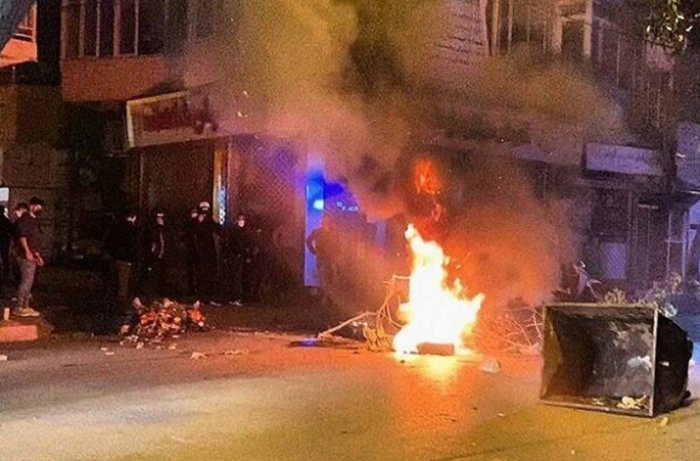   In Iran wurde eine Polizeistation angegriffen, wobei es Tote und Verletzte gab  