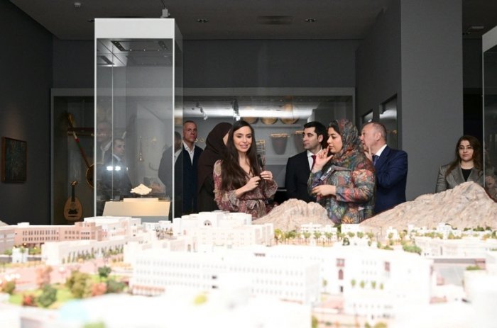   Leyla Aliyeva besuchte das Nationalmuseum von Oman und den Mutrah-Basar  