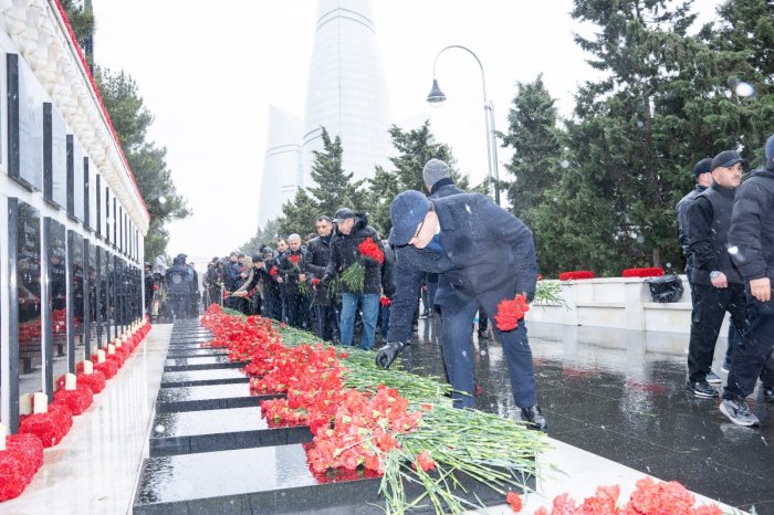 ETSN kollektivi Şəhidlər xiyabanını ziyarət edib |    FOTOLAR   