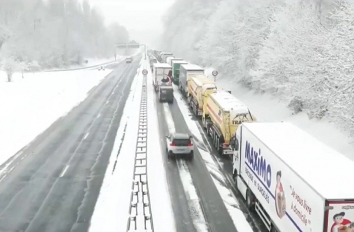   Auf den Autobahnen von Paris hat sich ein 900 km langer Stau gebildet  